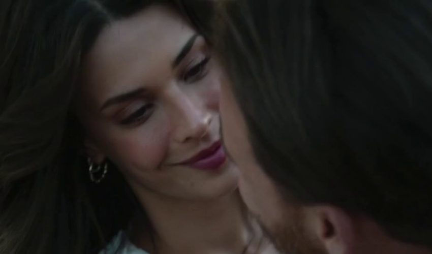 Beautiful Couple Aik Ghaar Ma HD English To Hindi Dubbed